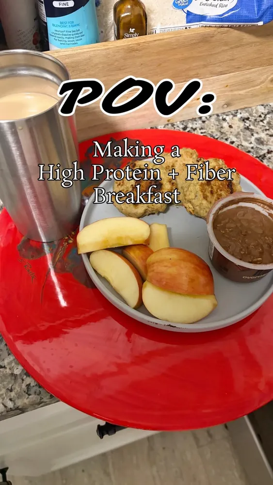 I've cracked the code to get enough protein and fiber in for an easy breakfast… homemade patties w/ protein coffee, overnight oats and apples! 704kcal: 83g Protein, 49g Carbs (Net), 20g Fat